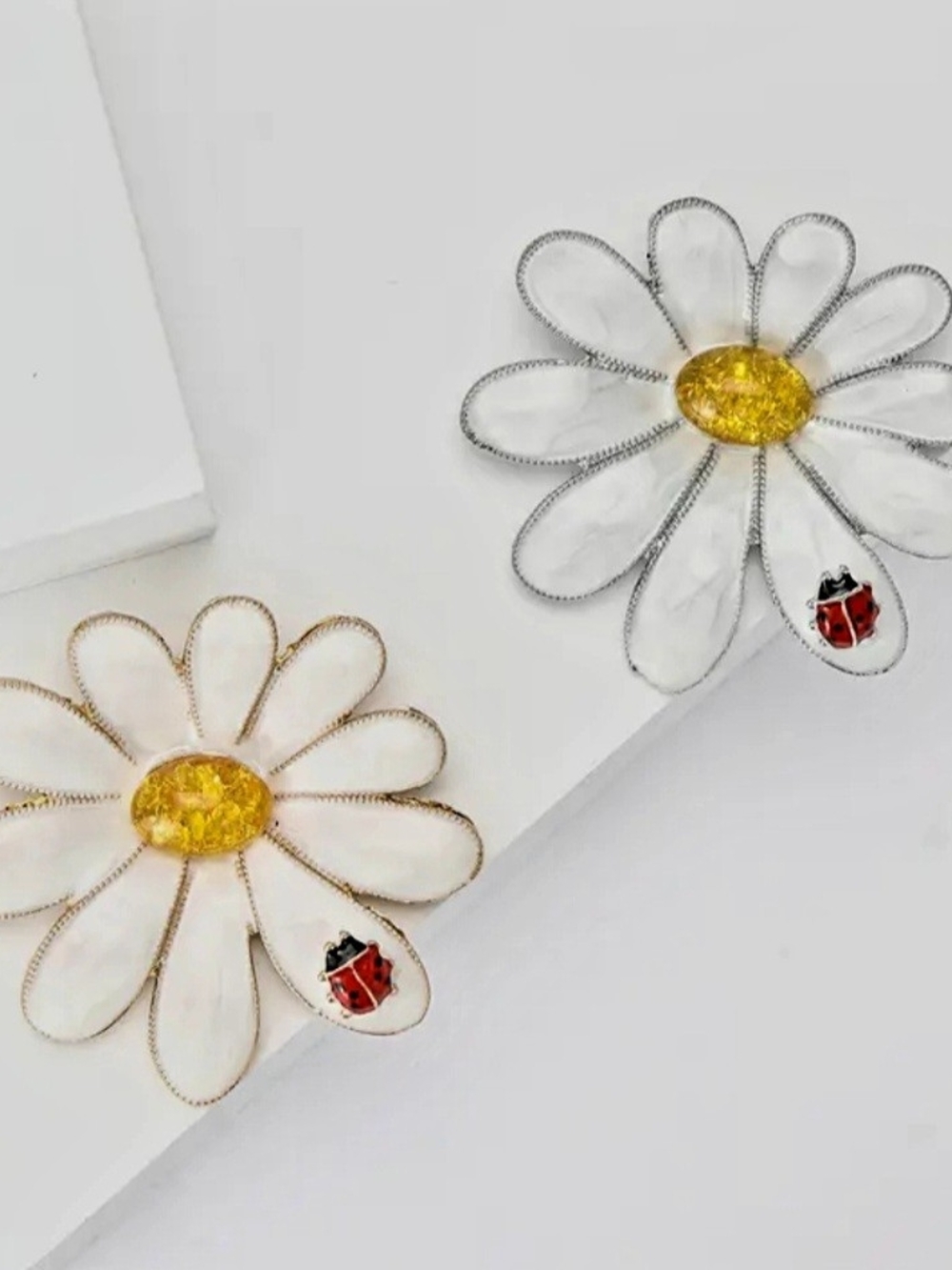 Gold Plated Daisy Flower Brooch  with Ladybug Accent - Picture 4 of 4